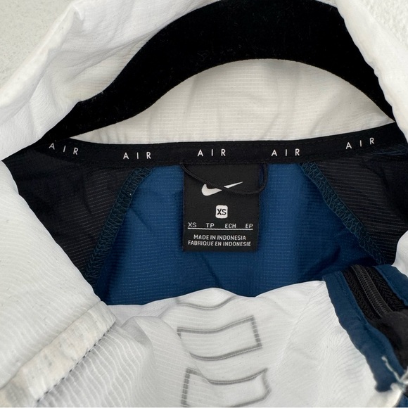 Nike Air Size XS Women's Full Zip Funnel Neck Lightweight Running Jacket - Picture 5 of 5